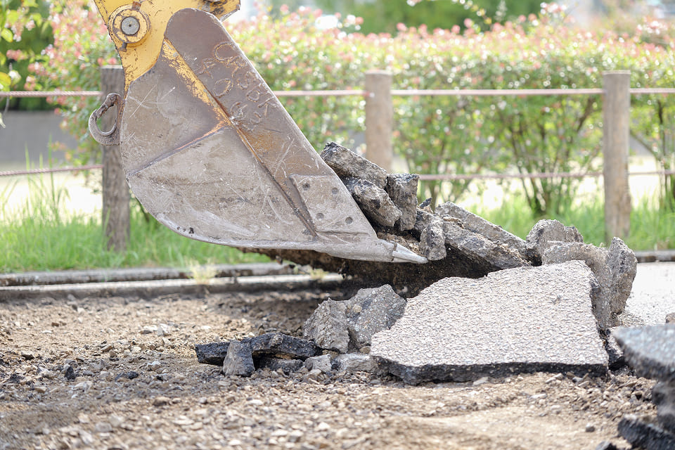重機でコンクリをすくう様子