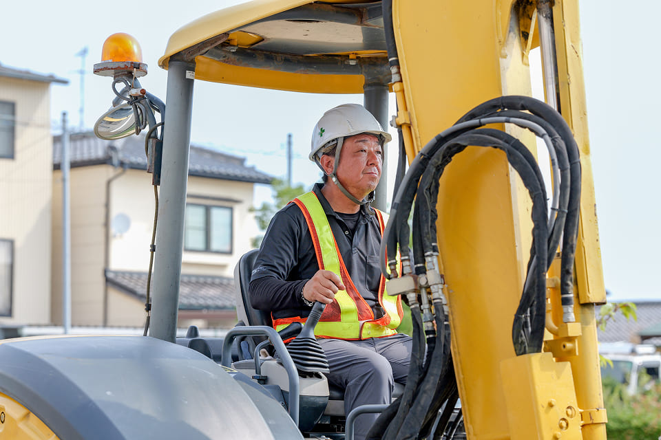 重機を操作しているスタッフ