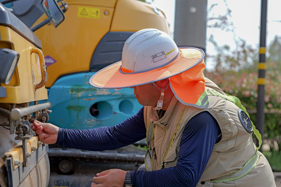 重機の調整をしているスタッフ