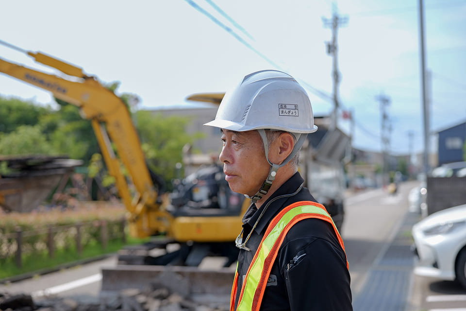 現場の様子を確認する社長