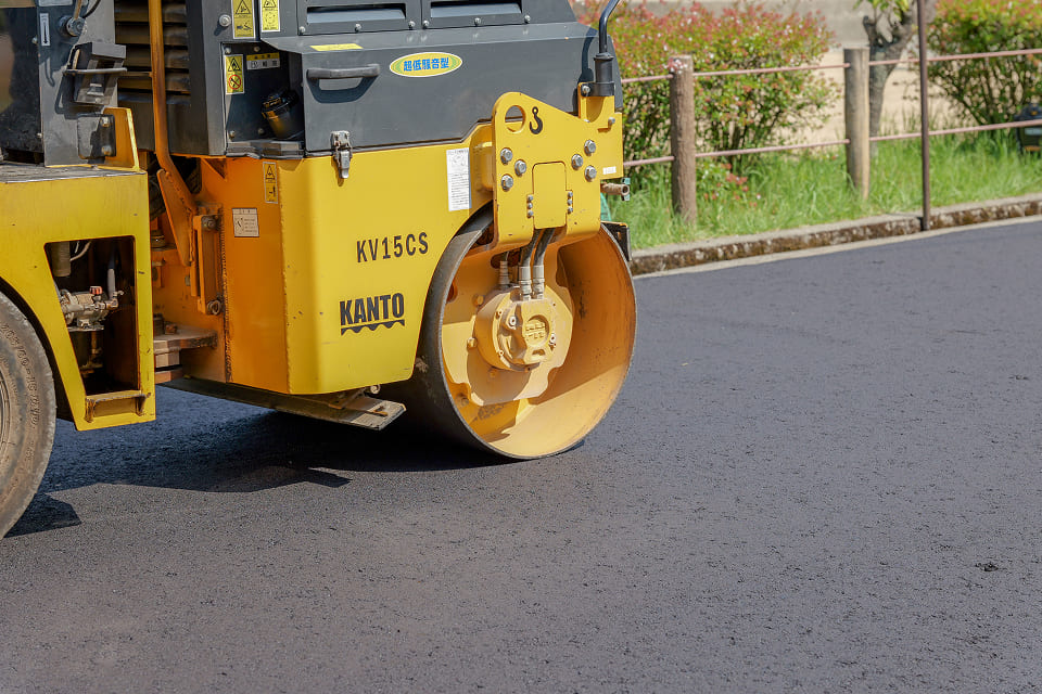 道路舗装の仕上げの様子