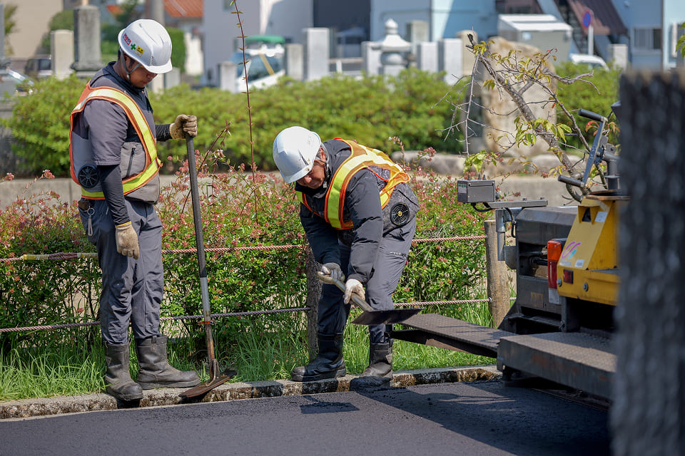 手作業で仕上げをするスタッフ